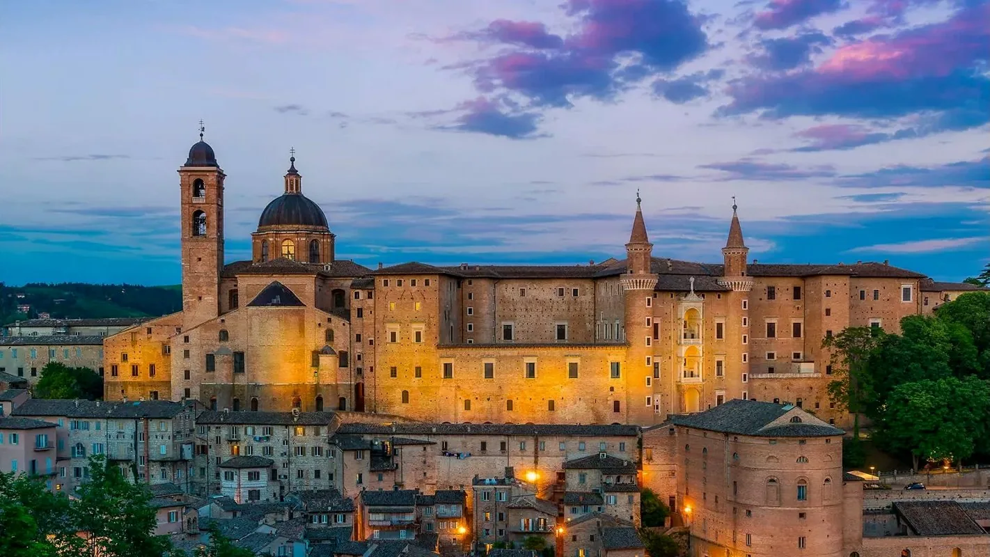 Urbino, Le Marche, Italia — Palazzo Ducale al atardecer