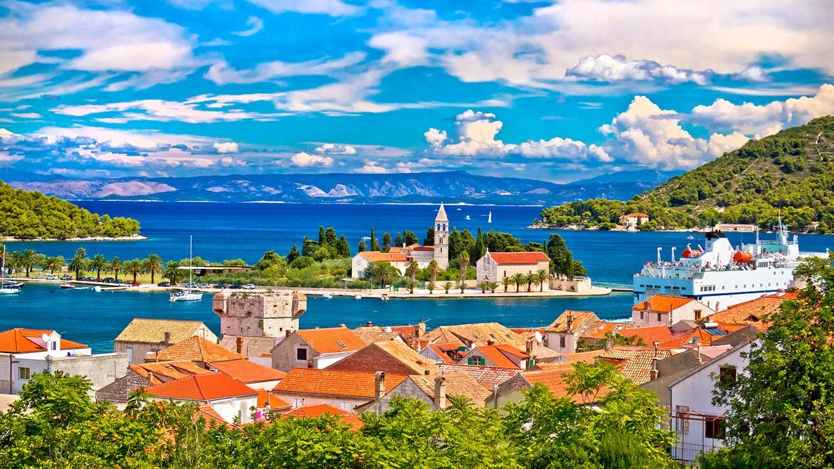 Vis, Croacia — puerto histórico